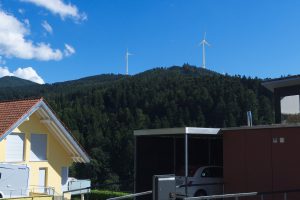 Blick von der Ortseinfahrt Elzach-Yach aufs Eckle - mit Windrädern